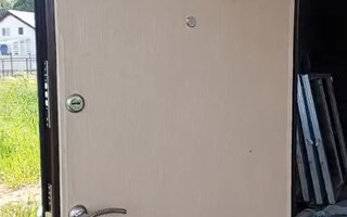 входная двустворчатая дверь для загородного дома
