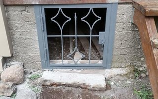 распашная стальная решетка серого цвета для подпола